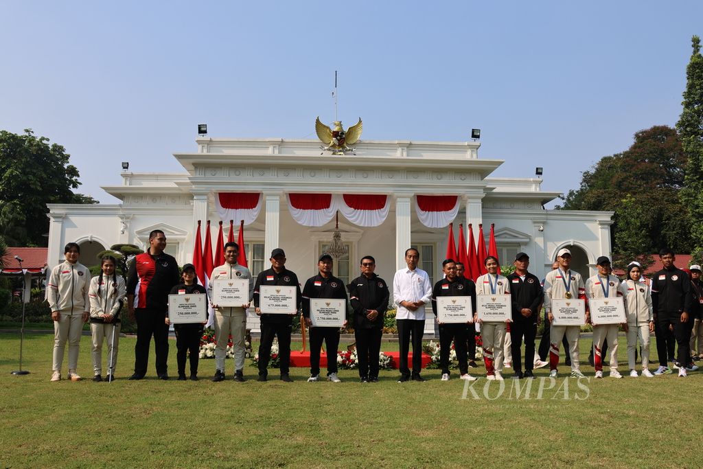 Para atlet dan pelatih yang baru kembali dari Olimpiade Paris 2024 berfoto dengan Presiden Joko Widodo di halaman tengah Istana Merdeka dan Istana Negara, Jakarta, Kamis (15/8/2024).