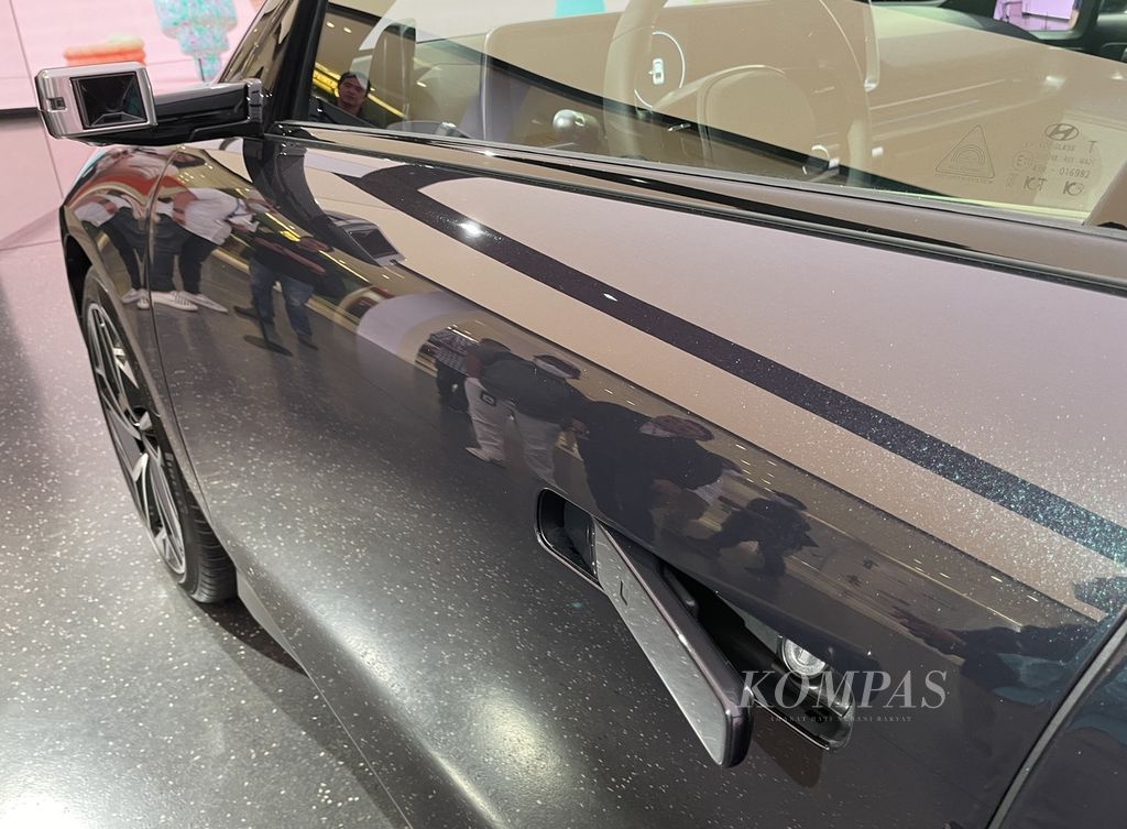 Seperti Hyundai Ioniq 5, model Ioniq 6 juga menggunakan tuas pintu bersistem tanam (<i>flush</i>) yang rata dengan bodi. Khusus pada unit contoh yang dipasarkan di Korea Selatan ini, ”kaca spion” samping tak memakai cermin, melainkan kamera. Spesifikasi kaca spion ini menyesuaikan dengan regulasi setiap negara.