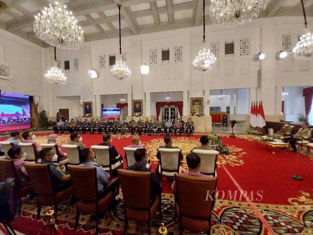 Acara pengarahan Presiden Joko Widodo kepada peserta Program Pendidikan Reguler Angkatan (PPRA) LXIII dan LXIV Tahun 2022 Lembaga Ketahanan Nasional (Lemhannas) Republik Indonesia di Istana Negara, Jakarta, Rabu (12/10/2022).