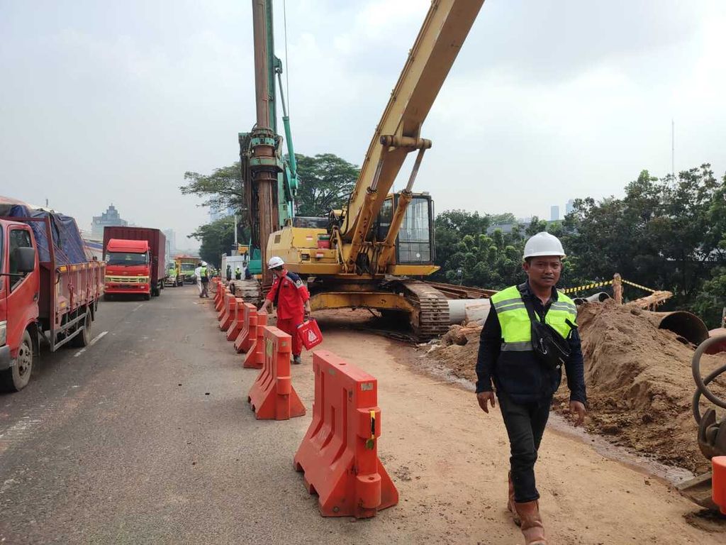 Lokasi proyek halte terintegrasi Transjakarta dan LRT di Jalan MT Haryono arah Cawang, Jakarta Selatan, Rabu (20/7/2022). Sekitar pukul 11.00, pipa gas di lokasi itu mengalami kebocoran sehingga arus lalu lintas harus ditutup sementara.