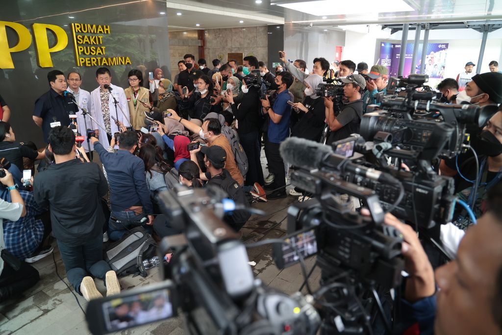 Menteri BUMN Erick Thohir memberikan keterangan kepada wartawan saat mengunjungi korban kebakaran Depo Pertamina Plumpang di Rumah Sakit Pusat Pertamina (RSPP), Jakarta, Sabtu (4/3/2023). Sebanyak 26 korban dengan luka bakar di atas 50 persen dirawat di RSPP. Namun, satu orang meninggal karena luka bakarnya mendekati 100 persen.