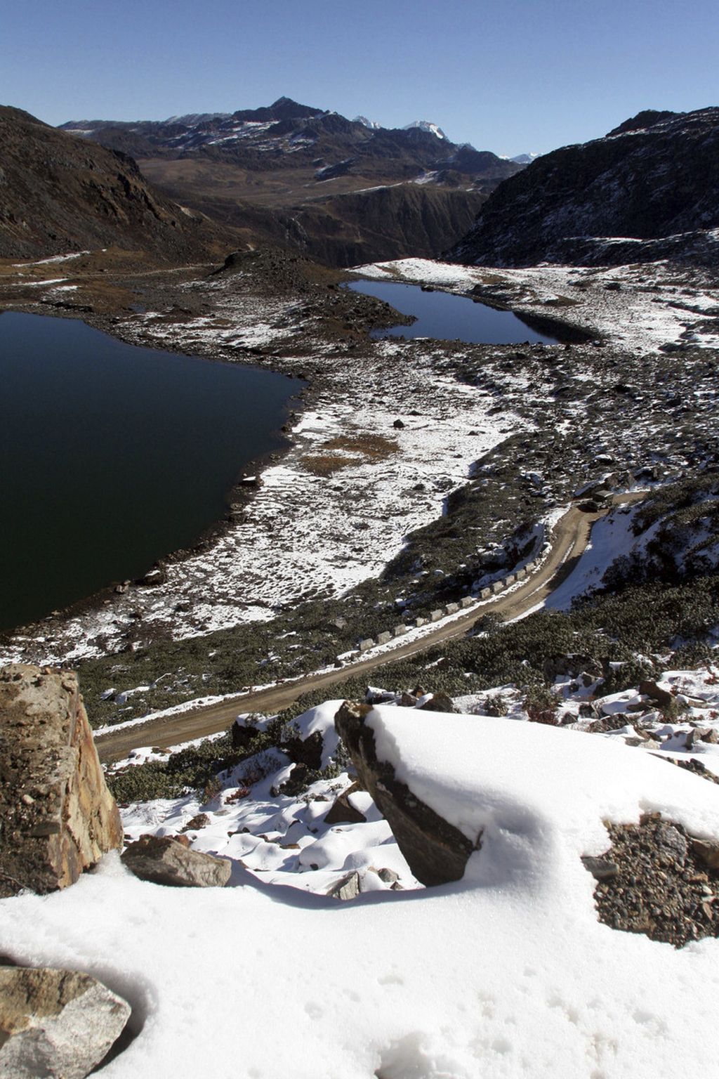 Pemandangan sebuah ruas jalan menuju Garis Kontrol Aktual (Line of Actual Control) di wilayah perbatasan India-China di Tawang, Negara Bagian Arunachal Pradesh, India timur laut, 30 Oktober 2006. 