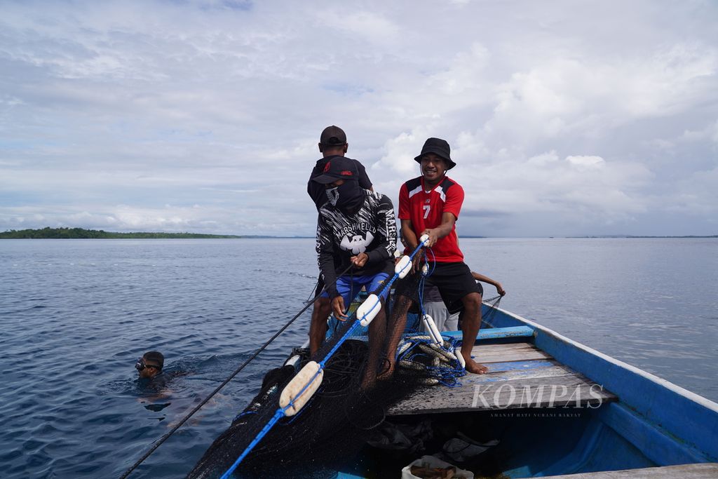Sekelompok nelayan sedang menjaring ikan sako di perairan sekitar Kota Sorong, Papua Barat Daya, Minggu (11/6/2023).