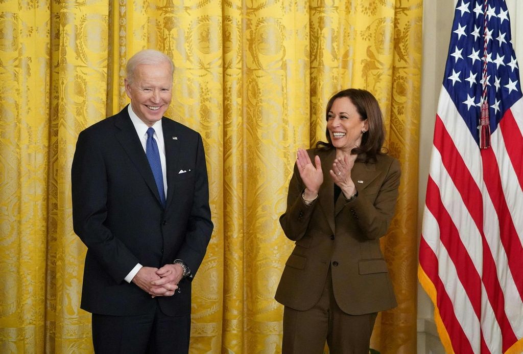 President Amerika Serikat (AS) Joe Biden dan Wakil Presiden AS Kamala Harris menghadiri sebuah acara tentang Undang-Undang Perawatan Terjangkau dan Medicaid di Ruang Timur Gedung Putih di Washington DC, AS, 5 April 2022. 