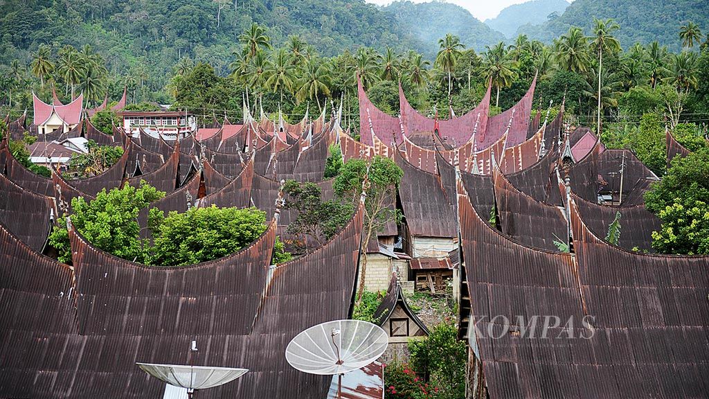 Rumah-rumah dengan atap berbentuk bagonjong di kawasan Saribu Rumah Gadang, Kabupaten Solok Selatan, Sumatera Barat, Jumat (26/1). Di kawasan ini masih banyak ditemui rumah gadang khas Minangkabau dengan atap berbentuk bagonjong.