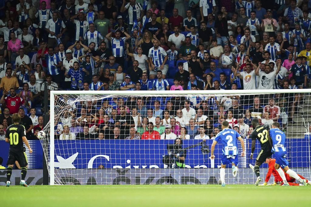 Penyerang Espanyol, Jose Luis Mato (kanan), mencetak gol ke gawang Real Madrid dalam laga pekan ketiga Liga Spanyol di Stadion RCDE, Cornella de Llobregat, Spanyol, Senin (29/8/2022) dini hari WIB. 