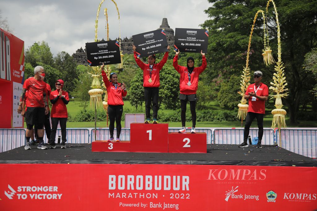 Para pemenang lomba lari Borobudur Marathon 2022 Powered by Bank Jateng kategori Elite Race putri di Taman Lumbini Kompleks Candi Borobudur, Magelang, Jawa Tengah, Sabtu (12/11/2022). Juara untuk kategori ini berturut-turut Pretty Sihite, Yulianti Utari, dan Trianingsing. 