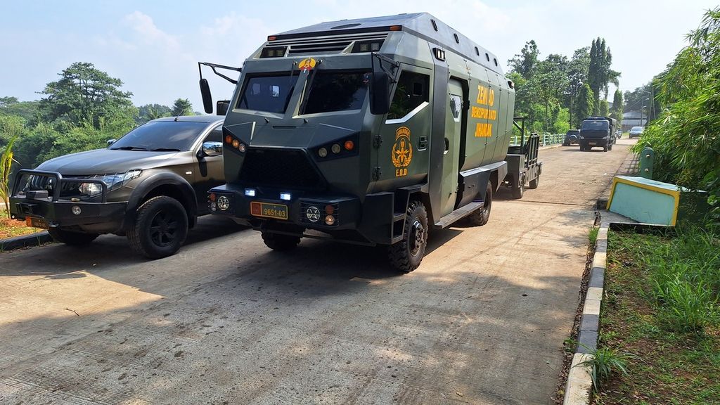 Kendaraan penjinak bahan peledak milik Detasemen Zeni Tempur 3/ATD di Gudang Munisi Komando Daerah Militer Jayakarta, Minggu (31/3/2024). Kedatangan tim penjinak bahan peledak ini paacaledakan gudang amunisi Sabtu malam.