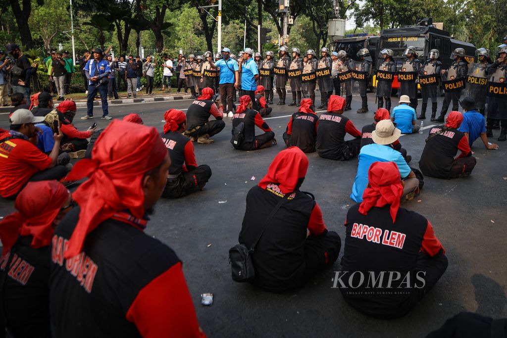 Massa buruh menolak membubarkan diri dalam demonstrasi menuntut kenaikan upah minimum provinsi di depan Balai Kota Jakarta, Selasa (21/11/2023).