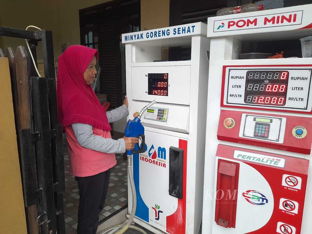 Uun Sumiati (56), warga Perumahan Inkopad, Desa Sasak Panjang, Kecamatan Tajurhalang, Kabupaten Bogor, Jawa Barat, mengembangkan usaha pom mini minyak goreng sehat di rumahnya, Sabtu (29/6/2024).