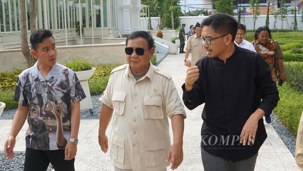 Menteri Pertahanan Prabowo Subianto (tengah) berjalan-jalan didampingi Pemimpin Pura Mangkunegaran KGPAA Mangkunegara X (kanan) dan Wali Kota Surakarta Gibran Rakabuming Raka (kiri) sewaktu berkunjung ke Pura Mangkunegaran, Kota Surakarta, Jawa Tengah, Selasa (24/1/2023). 