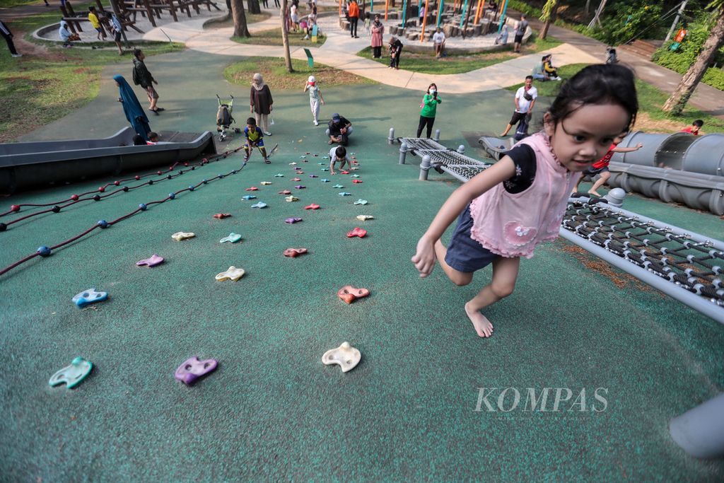 Anak-anak bermain di salah satu fasilitas bermain di Tebet Eco Park, Jakarta Selatan, Membiasakan bermain di luar ruang untuk anak dapat menjadi salah satu cara mencegah kecanduan gawai kepada anak.
