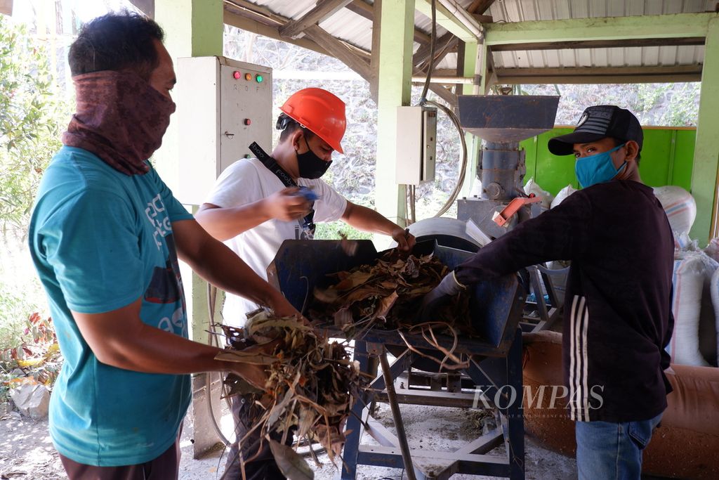 Proses pencacahan bahan biomassa sampah di Tempat Pembuangan Akhir Kebon Kongok, Lombok Barat, Senin (11/10/2021). Produksi biomassa sampah itu kemudian didistribuskan ke Pembangkit Listrik Tenaga Uap (PLTU) Jeranjang di Desa Taman Ayu, Kecamatan Gerung, Kabupaten Lombok Barat. 