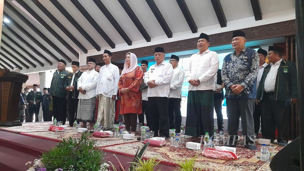 Zannuba Ariffah Chafsoh atau Yenny Wahid (tengah) pada acara Haul Ke-13 Gus Dur dan 100 Hari Tragedi Kanjuruhan di Pendopo Kabupaten Malang, Jawa Timur, Minggu (5/2/2023).