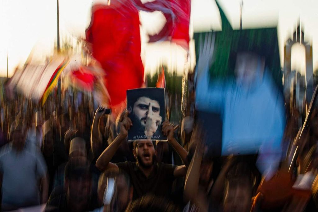 Para pendukung ulama Syiah di Irak, Moqtada Sadr, berunjuk rasa di Basrah, Irak, 2 Juli 2023, untuk menentang pembakaran Al Quran di Swedia. 