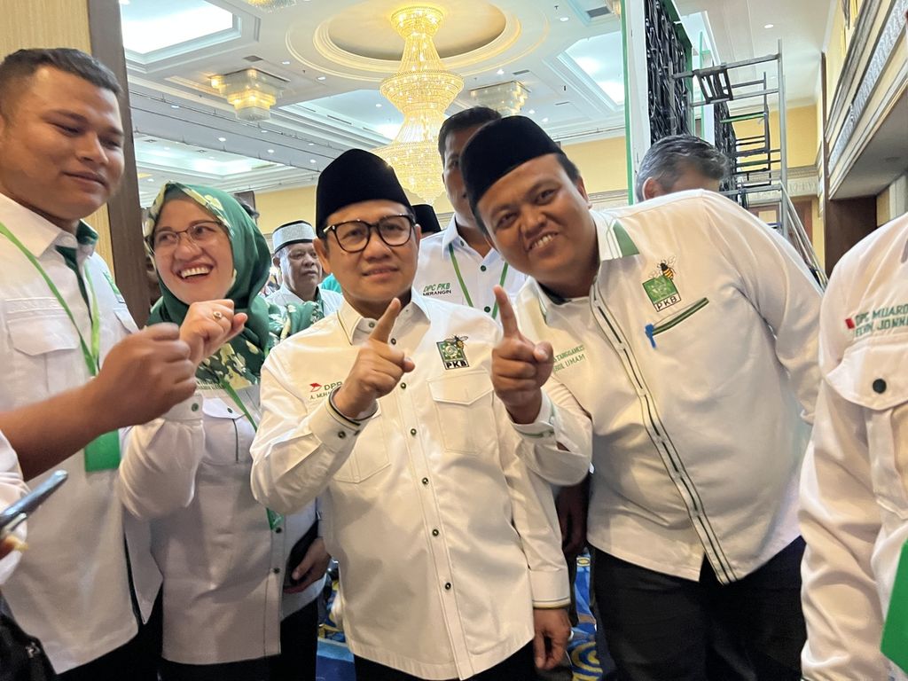 Ketua Umum Partai Kebangkitan Bangsa (PKB) Muhaimin Iskandar saat foto bersama dengan kader PKB seusai memberikan sambutan dalam pembukaan Rapat Koordinasi Zona Pemenangan Sumatera Bagian Selatan, Senin (22/5/2023) malam, di Jakarta.