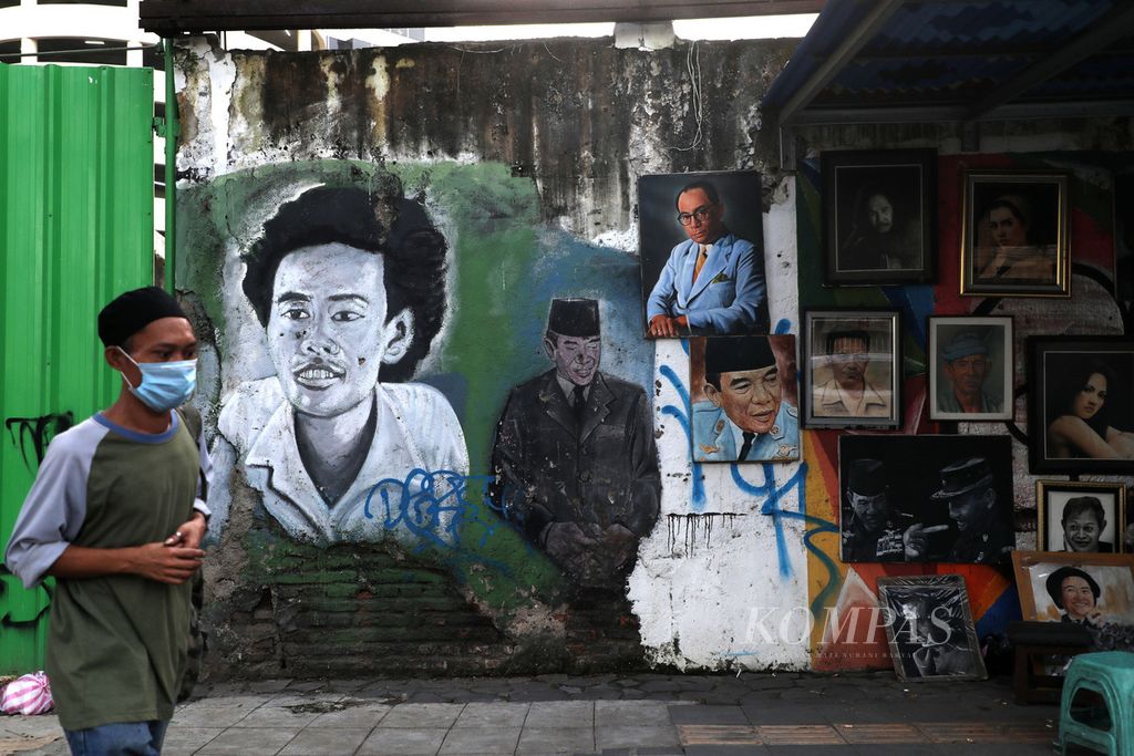 Mural Widji Thukul disandingkan dengan mural dan lukisan tokoh lain, seperti Soekarno dan M Hatta, di tembok Jalan Pintu Besar Selatan, Jakarta, Sabtu (7/3/2020). Widji Thukul bernama asli Widji Widodo merupakan sastrawan dan aktivis yang kritis terhadap rezim Orde Baru. 