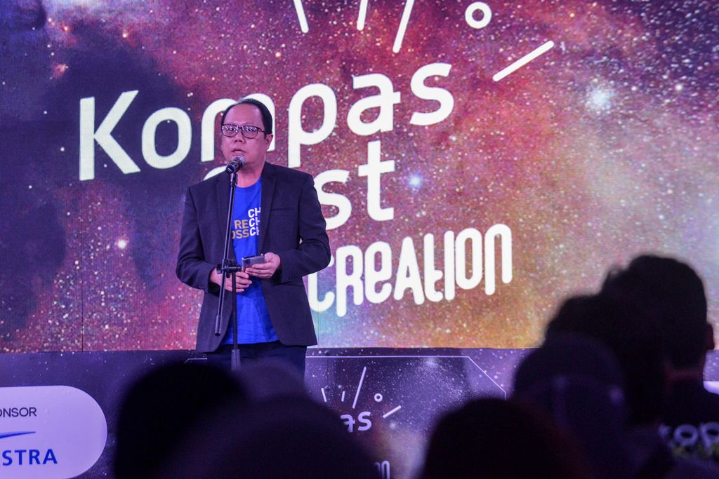 Pemimpin Redaksi Harian <i>Kompas </i>Sutta Dharmasaputra membuka acara Kompasfest Creation 2023 di Dome Area, Senayan Park, Jakarta, Sabtu (17/6/2023). Harian <i>Kompas </i>kembali menyelenggarakan Kompasfest yang telah memasuki tahun ketiga pada tahun ini. 