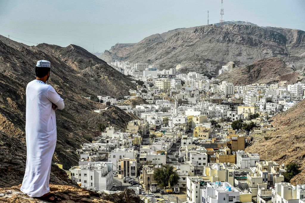 Seorang pria berdiri di atas bukit di wilayah Wadi al Kabir, Muscat, Oman, 14 Februari 2018. Serangan teror terjadi di Wadi al-Kabir, Senin (15/7/2024) malam, mengakibatkan sedikitnya 9 orang tewas dan 30 orang terluka. 