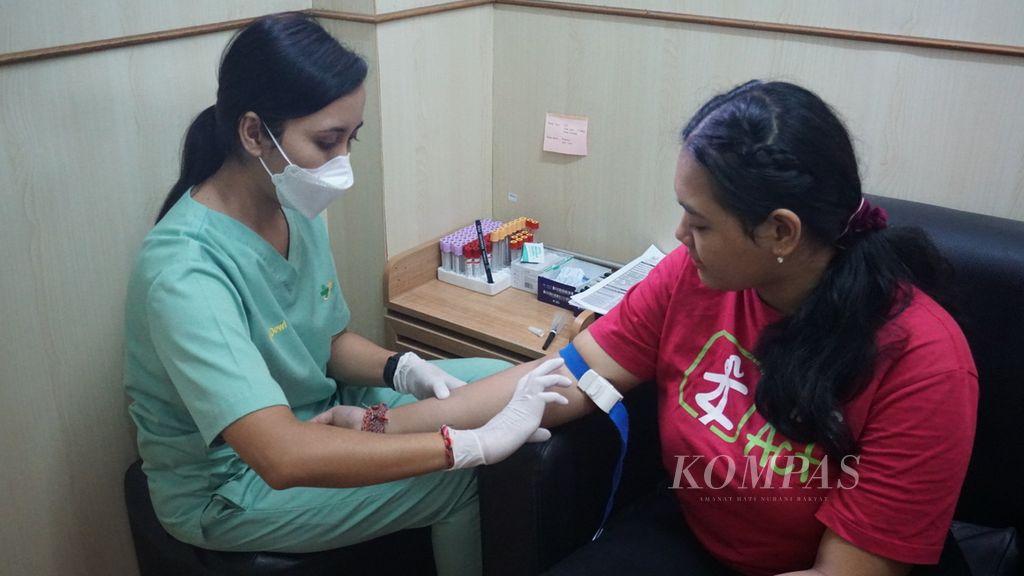 Seorang remaja perempuan yang tergabung dalam gerakan Girls Act memperagakan aktivitas pemeriksaan darah di klinik WM Medika Yayasan Kerti Praja di Bali pada pertengahan Juni 2023.  Pemeriksaan darah merupakan salah satu cara yang bisa dilakukan untuk mendeteksi penularan HIV/AIDS. 