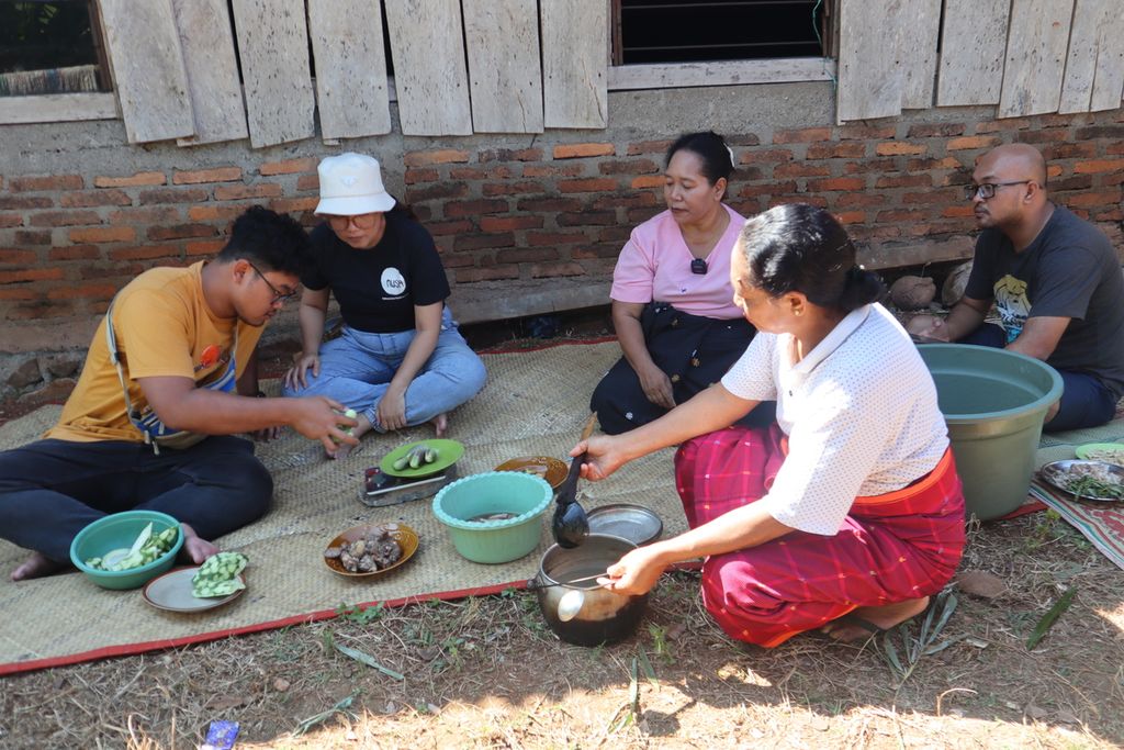 Tim Pusaka Rasa Nusantara dari Yayasan Nusa Gastronomi Indonesia mendokumentasikan resep tradisional di Desa Liang Ndara, Kecamatan Mbeliling, Kabupaten Manggarai Barat, Nusa Tenggara Timur, Jumat (27/6/2023).