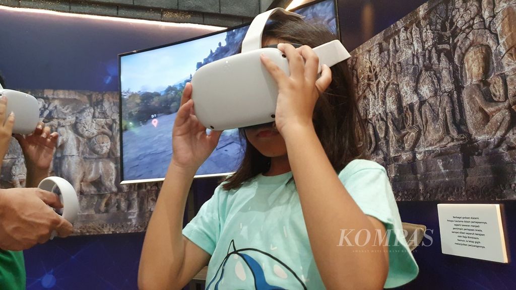 Seorang anak mencoba teknologi pencitraan virtual Candi Borobudur 360 yang dikembangkan oleh Studio Ubud bersama Direktorat Jenderal Bimbingan Masyarakat Buddha Kementerian Agama di pameran Devotion Experience (Dev-X) di Jakarta Convention Center (JCC) pada Minggu, (7/1/2024).