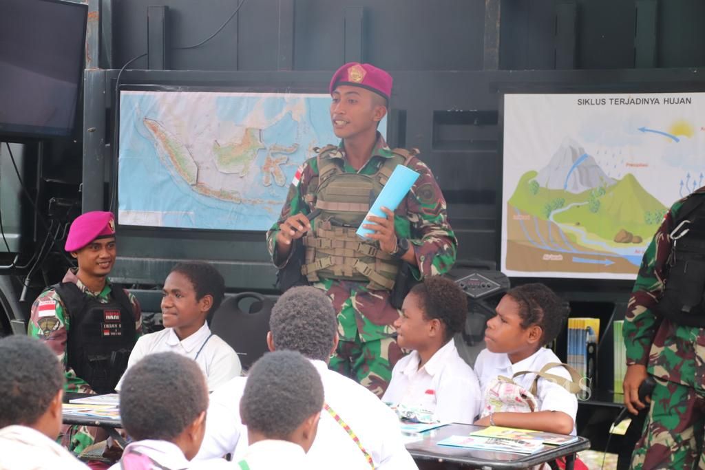 Program literasi oleh Satgas Muara dan Perairan Papua Korps Marinir di Distrik Kenyam, Kabupaten Nduga, Papua, sejak awal Maret 2022.