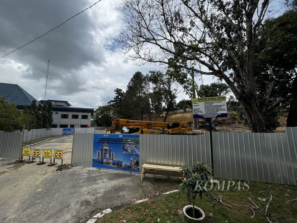Sejumlah alat berat bekerja di lokasi pembangunan gedung baru kantor Gubernur Sultra, di Kendari, Sulawesi Tenggara, Senin (12/9/2022).