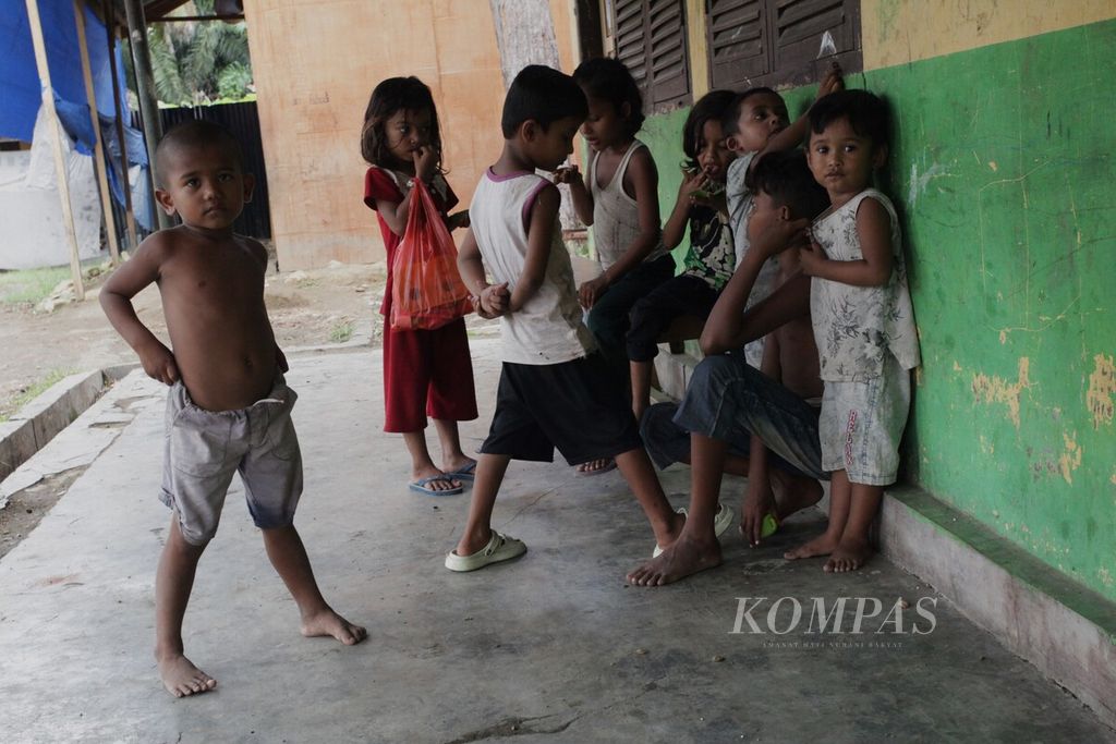 Anak-anak pengungsi etnis Rohingya bermain di tempat penampungan di Yayasan Mina Raya, Kecamatan Padang Tiji, Kabupaten Pidie, Aceh, Sabtu (30/3/2024). 