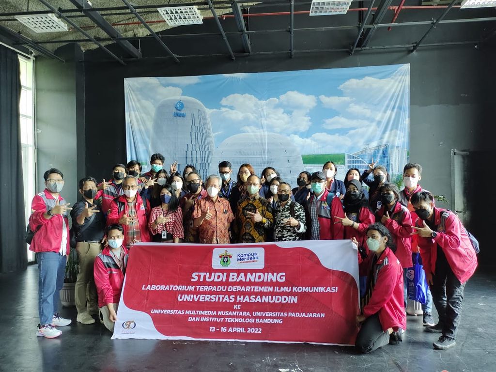 Rombongan dari Universitas Hasanuddin berfoto bersama dengan mahasiswa, dosen,dan pengelola laboratirum komunikasi Universitas Multimedia Nusantara (UMN) dalam kegiatan studi banding di kampus UMN, Gading Serpong, Tangerang,  Rabu (13/4/2022).