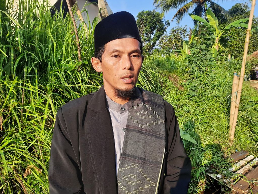Hasanudin (42), imam yang memimpin shalat Idul Fitri bagi jemaah putri di RT 002 RW 007 Kedung Girang, Sukamanah, Kabupaten Cianjur, Sabtu (22/4/2023).