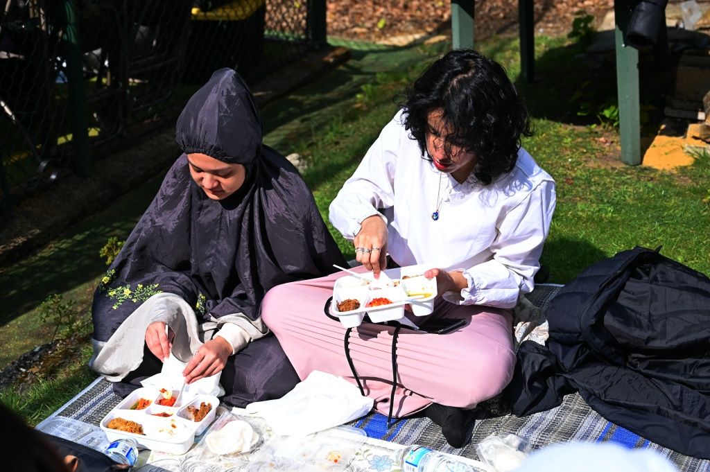 Warga diaspora Indonesia di Inggris menikmati makan siang seusai shalat Idul Fitri berjamaah di Wisma Nusantara KBRI London, Senin (2/5/2021). Ini merupakan shalat berjamaah pertama setelah dua tahun absen karena pandemi Covid-19.