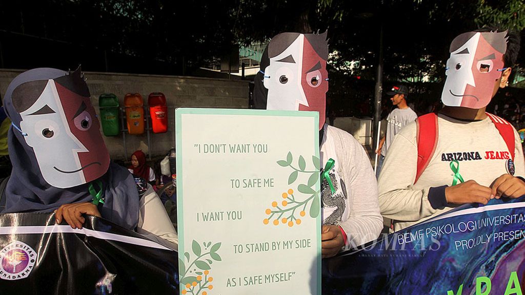 Sejumlah aktivis memperingati Hari Bipolar yang setiap tanggal 30 Maret di kawasan hari bebas kendaraan bermotor di Bundaran HI, Jakarta, Minggu (1/4/2018). Kegiatan ini digunakan untuk memberikan penyadaran global pada masyarakat akan gangguan tersebut.