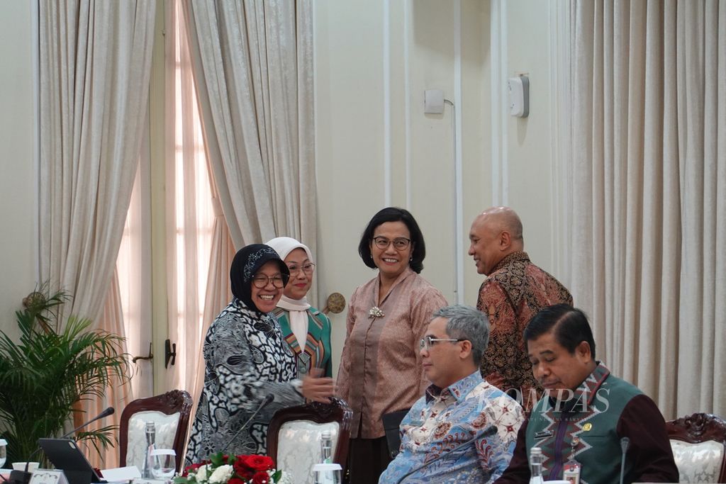 Para menteri, seperti Menteri Keuangan Sri Mulyani Indrawati, Menteri Tenaga Kerja Ida Fauziyah, Menteri Sosial Tri Rismaharini, dan Menteri Koperasi dan UKM Teten Masduki, berbincang sebelum mengikuti rapat tingkat menteri di Istana Wapres, Jakarta, Kamis (22/2/2024).