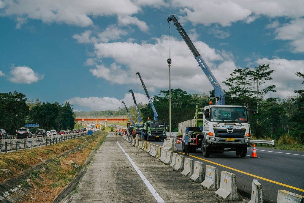 Pengerjaan satu lajur tambahan di Jalan Tol Cikopo-Palimanan (Cipali) pada Km 87 hingga Km 110, beberapa waktu lalu.