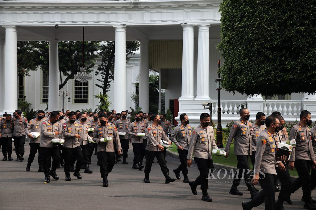Indonesian Police Officers after following the Presidential Instruction to the Senior Officers of the National Police Headquarters, the Regional Police Chief, and the Chiefs of the Indonesian Police Resorts, Friday (10/14/2022). A total of 559 police officers attended this event.