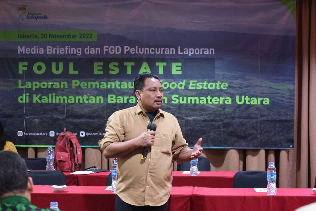 Andre Barahamin, Senior Campaigner Kaoem Telapak, saat menyampaikan hasil pemantauan proyek <i>food estate</i> di Kalimantan Barat dan Sumatera Utara, di Jakarta, Rabu (30/11/2022).
