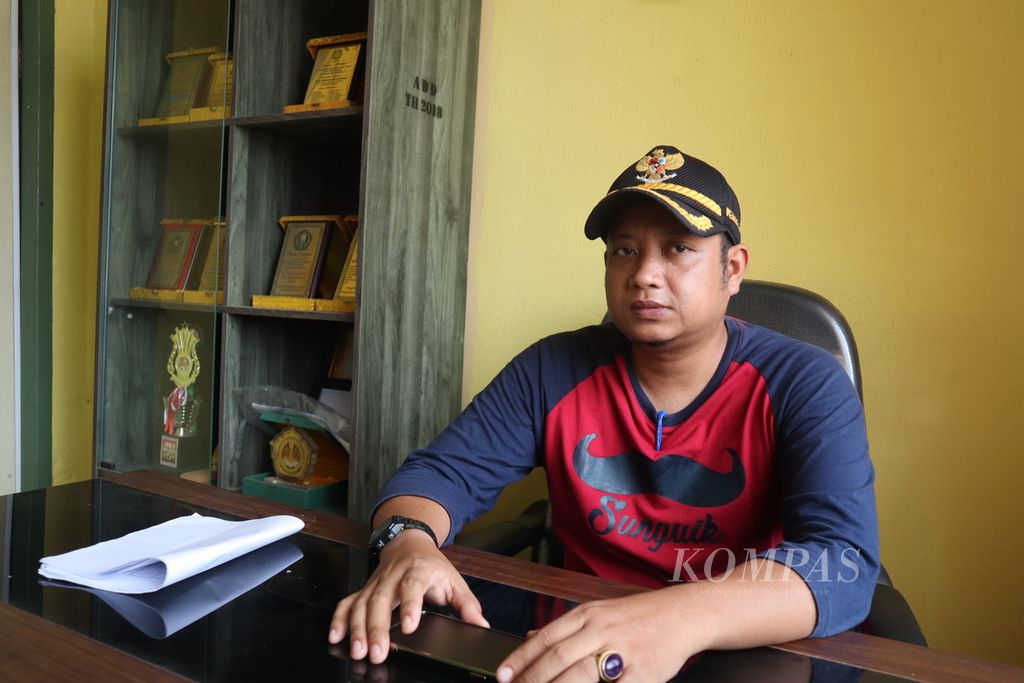 Suprizal, Sekretaris Desa Sahilan Darussalam, Kecamatan Gunung Sahilan, Kabupaten Kampar, Riau.