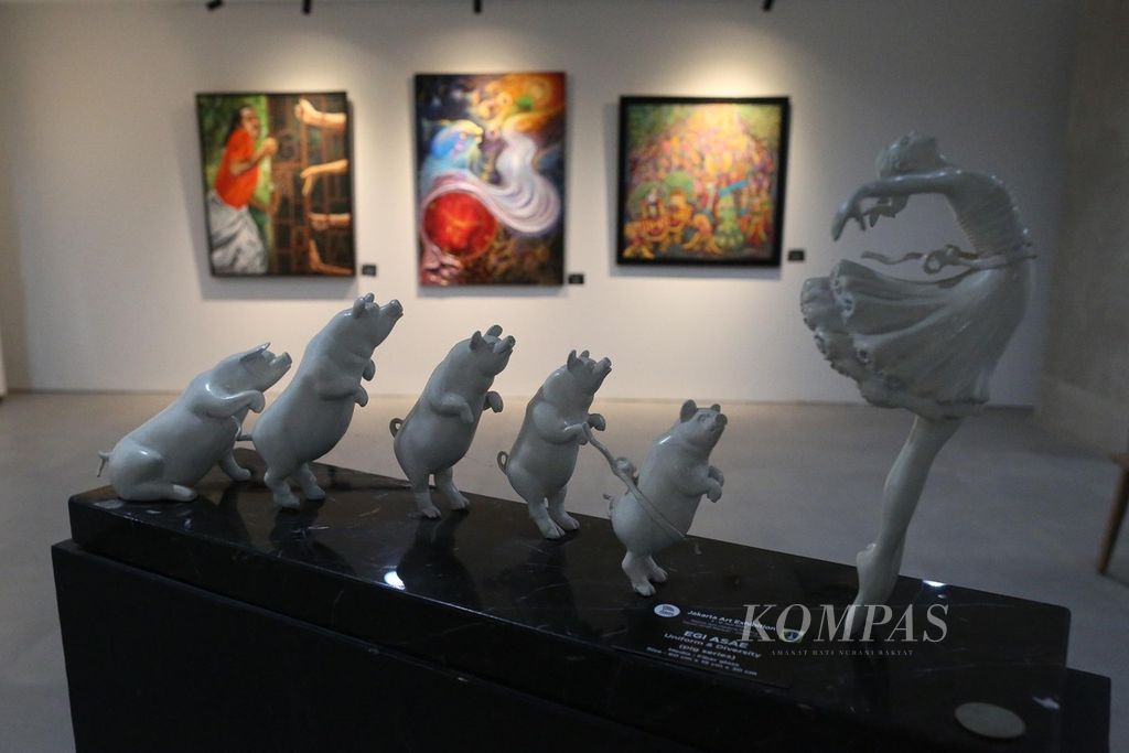 Patung berjudul "Uniform & Diversity" karya Egi Asae ikut ditampilkan dalam Pameran Seni Rupa bertajuk Jakarta Art Exhibition di Wisma Seni, Gdung Panjang, Taman Ismail Marzuki, Cikini, Jakarta, Sabtu (4/6/2022). 