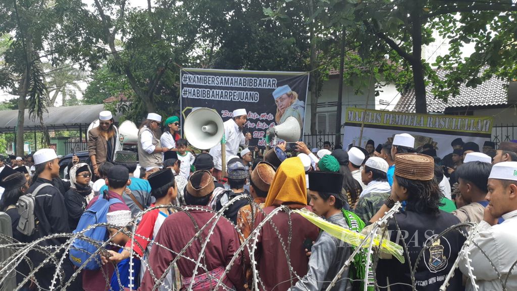 Massa pendukung Bahar bin Smith di PN Bandung Jabar 