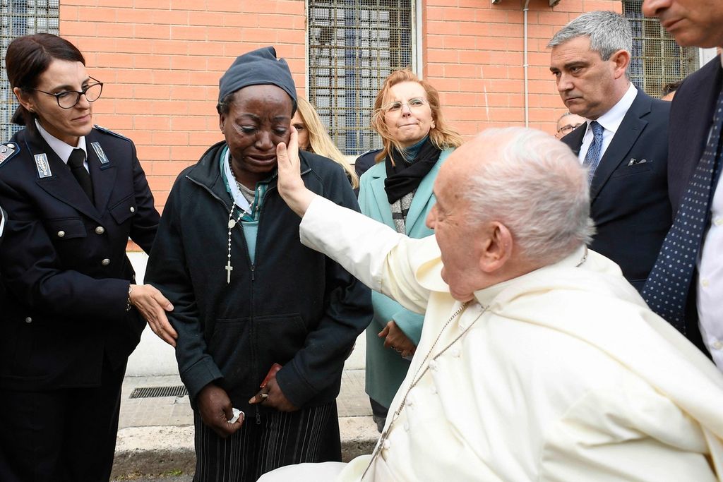 Pope Francis arrived at the Rebibbia Prison, a prison for women, to perform the ritual of washing the feet of female prisoners as part of the Holy Thursday ritual in Rome, Italy on Thursday (28/3/2024).