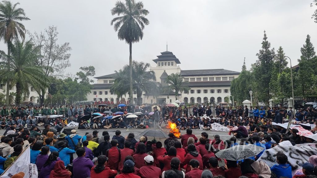 Ratusan mahasiswa mendengarkan orasi dalam unjuk rasa di Gedung Sate, Kota Bandung, Jawa Barat, Senin (11/4/2022). Demonstrasi ini untuk memprotes wacana perpanjangan periode pemerintahan hingga kenaikan harga bahan pokok yang menyusahkan masyarakat.