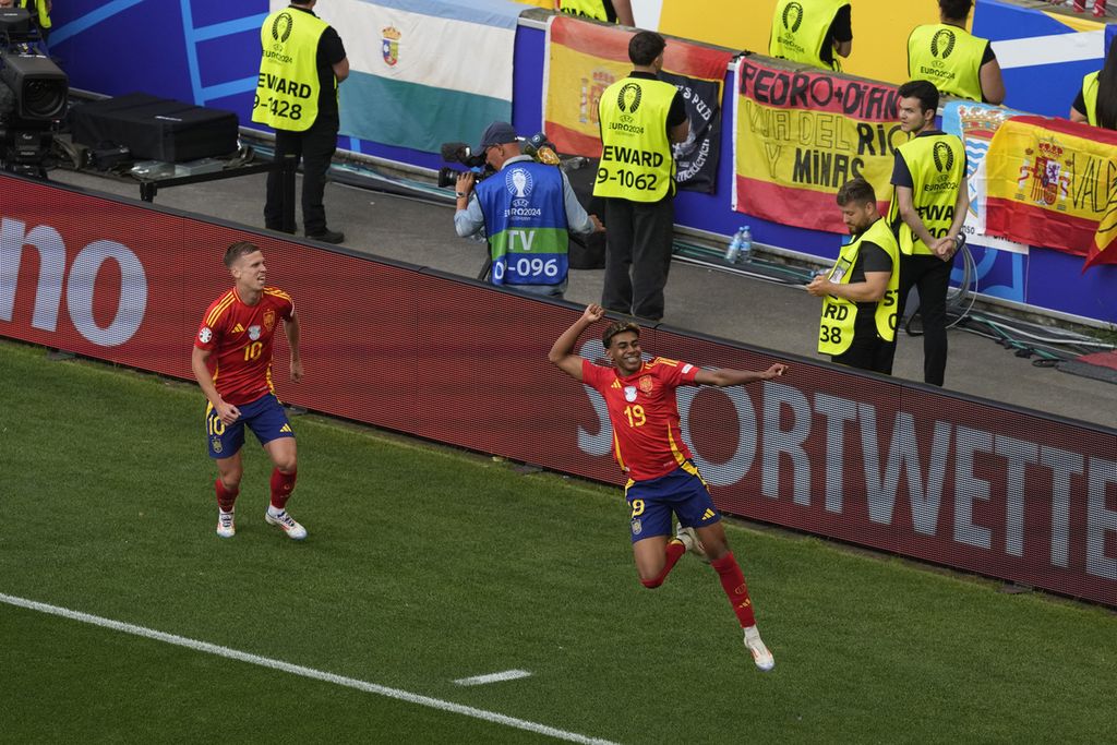 Gelandang Spanyol, Dani Olmo dan Lamine Yamal (kanan), melakukan selebrasi pada laga perempat final Piala Eropa 2024 antara Spanyol dan Jerman di Stuttgart, Sabtu (6/7/2024). Spanyol menang 2-1 atas Jerman di pertandingan ini.