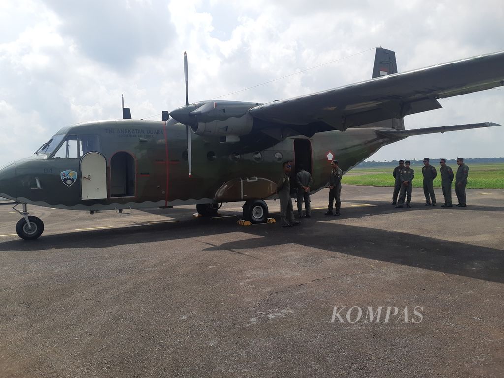 Pesawat Casa 212 sedang berada di Pangkalan Udara Sri Mulyono Herlambang Palembang, Senin (12/6/2023). Pesawat ini akan digunakan untuk operasi teknologi modifikasi cuaca (TMC) untuk hujan buatan. Upaya ini dilakukan sebagai langkah mitigasi bencana asap akibat karhutla.