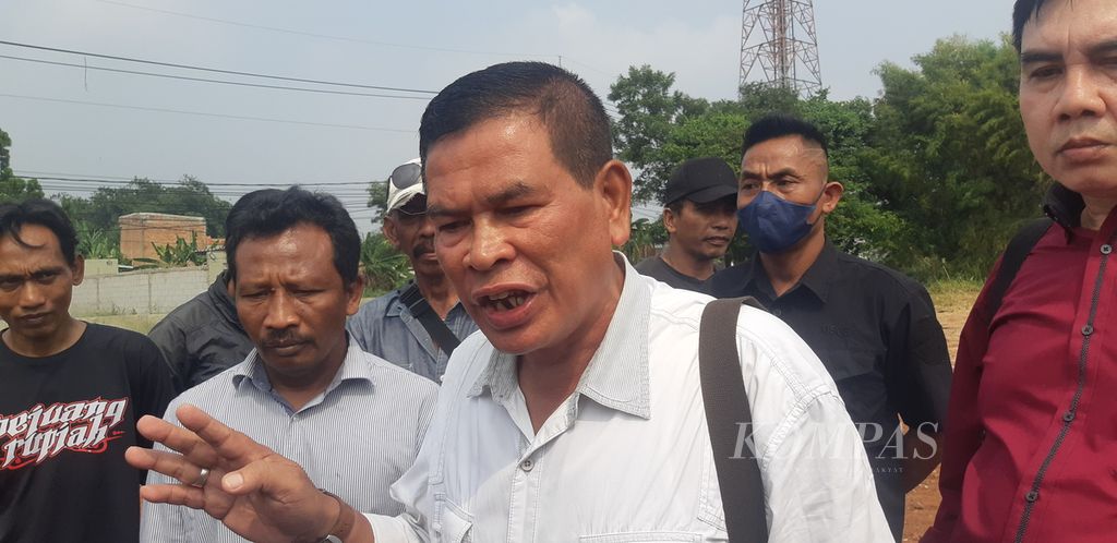 Rudi, pemilik lahan yang digunakan JNE untuk mengubur berton-ton sembako yang diduga bantuan sosial di Kelurahan Tirtajaya, Kecamatan Sukmajaya, Depok, Jawa Barat, Rabu (3/8/2022).