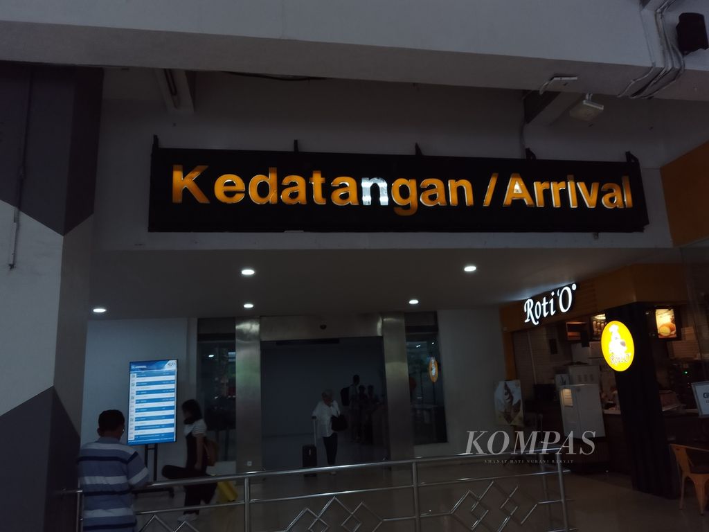 Situasi di depan pintu masuk Bandara Halim Perdanakusuma, Jakarta, Selasa (26/12/2023). Bandara ini menjadi pintu masuk warga ke Jakarta. 