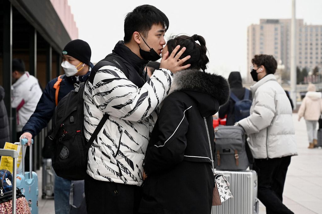 Sepasang kekasih saling berpamitan di stasiun kereta api Beijing Barat di Beijing, China, menjelang liburan Tahun Baru Imlek, pada 26 Januari 2022. 