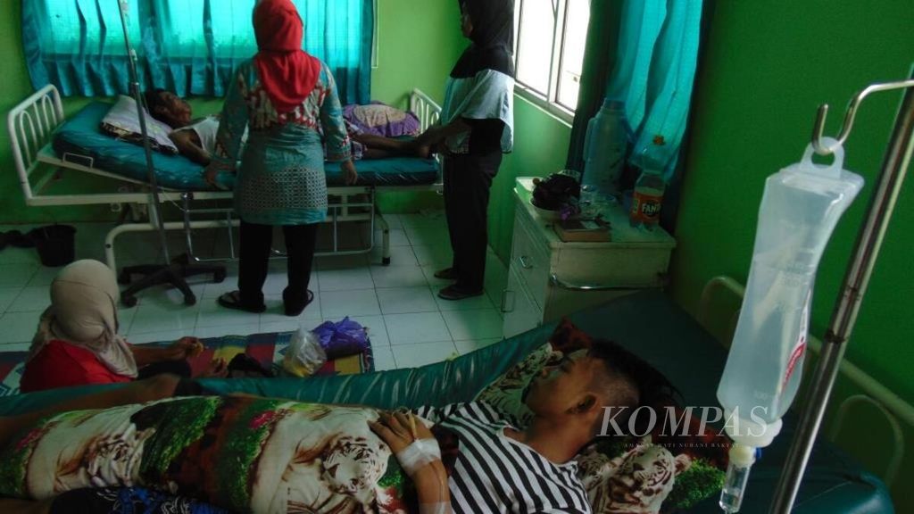 Sejumlah warga yang diduga keracunan kerang hijau terbaring di Puskesmas Suranenggala, Kabupaten Cirebon, Jawa Barat, Jumat (26/1).