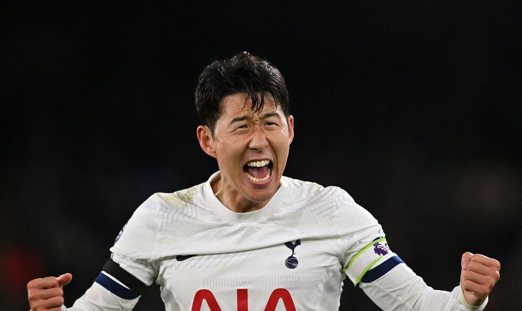 Ekspresi kegembiraan penyerang Tottenham Hotspur, Son Heung-min, seusai mencetak gol ke gawang Crystal Palace pada laga Liga Inggris di Stadion Selhurst Park, Inggris, Sabtu (28/10/2023) dini hari WIB. Spurs menang, 2-1.