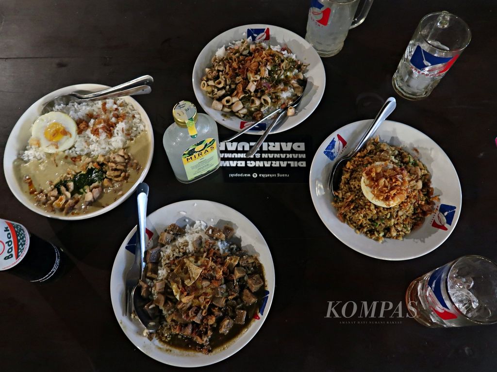 Tampilan beberapa menu yang tersedia di Warpopski, warung nasi milik seniman Popo, di Tebet, Jakarta Selatan, Kamis (16/5/2024). Warpopski merupakan warung yang menyajikan masakan Indonesia <i>fusion</i>, dengan menu andalan nasi siram. Warpopski berdiri sejak 2017. Tampak secara berurutan; nasi lodeh puree ayam (atas kiri), nasi cabe Ijo cumi (atas kanan), nasi siram rempah lidah sapi (bawah kiri), dan nasi oyeng ayam (bawah kanan).